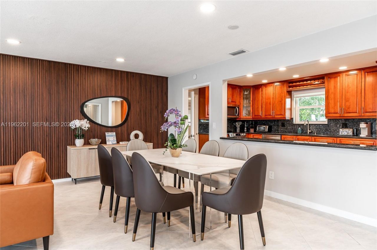 21320 NE 25th Court , Miami, FL 33180 Photo