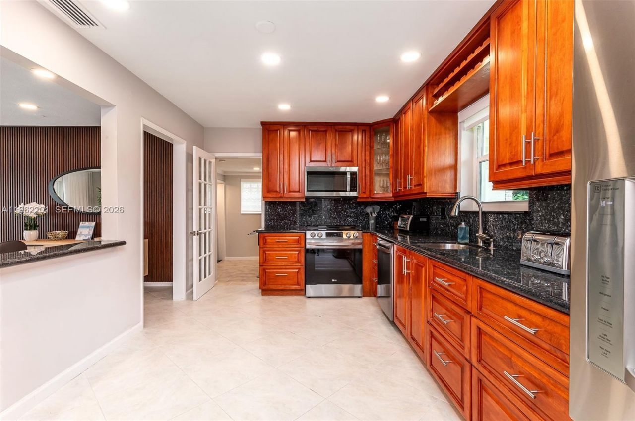 21320 NE 25th Court , Miami, FL 33180 Photo