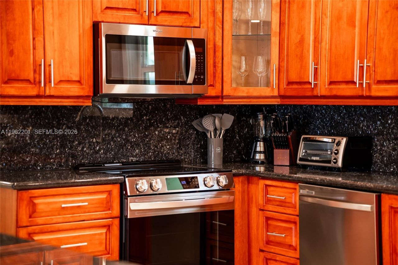 21320 NE 25th Court , Miami, FL 33180 Photo