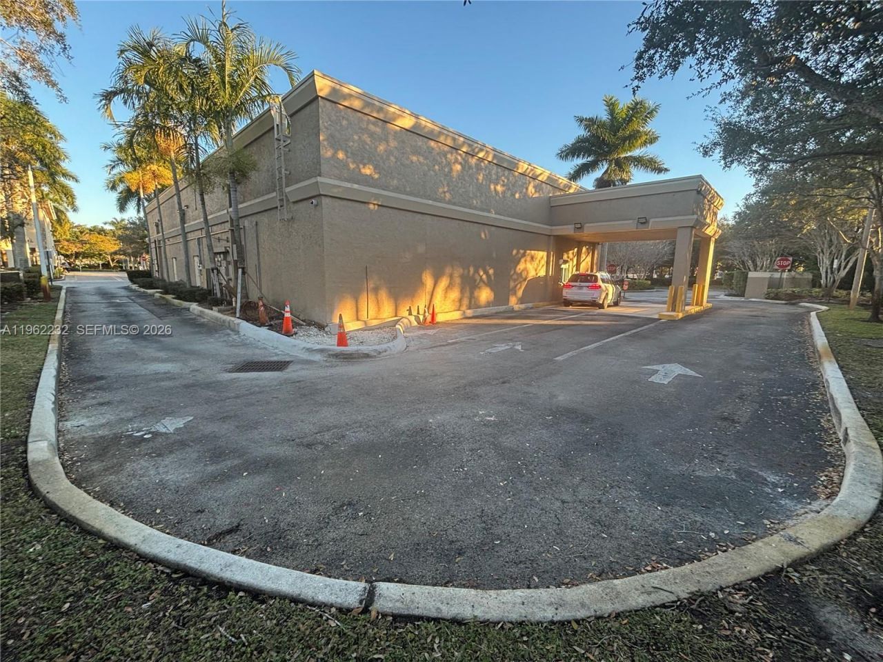 2575 Glades Cir, Weston, FL 33327 Photo