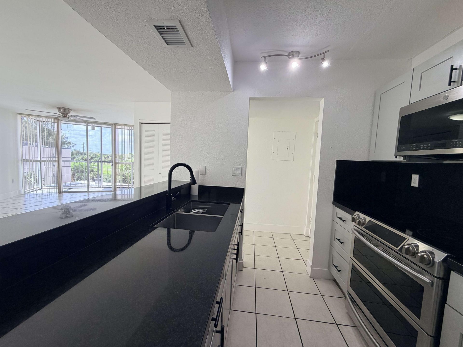 7035 NW 186th Street, Unit D508, Hialeah, FL 33015 Photo