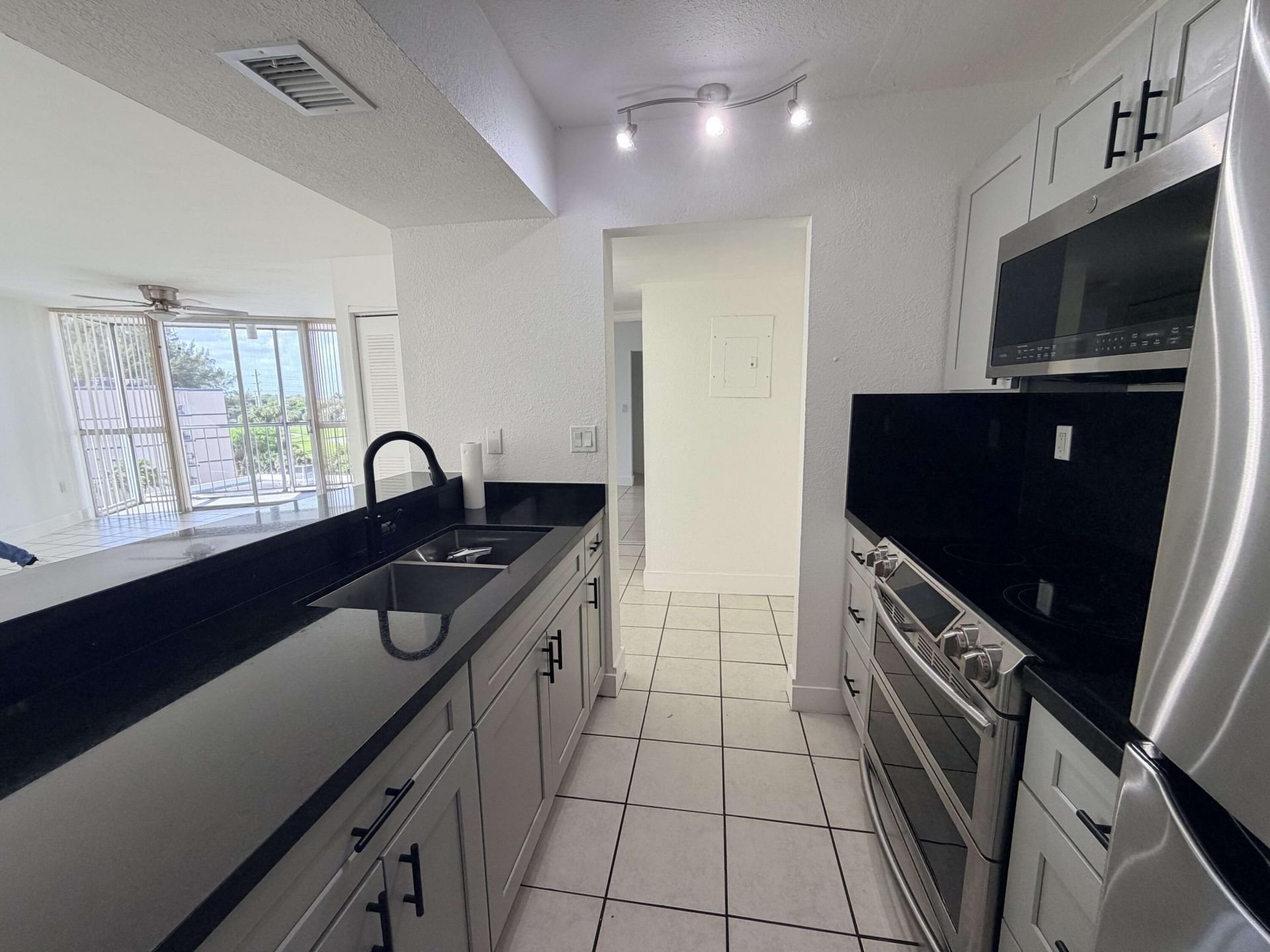 7035 NW 186th Street, Unit D508, Hialeah, FL 33015 Photo
