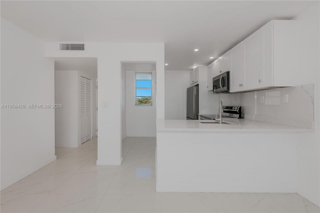 2851 Leonard Dr, Unit J405, Aventura, FL 33160 Photo