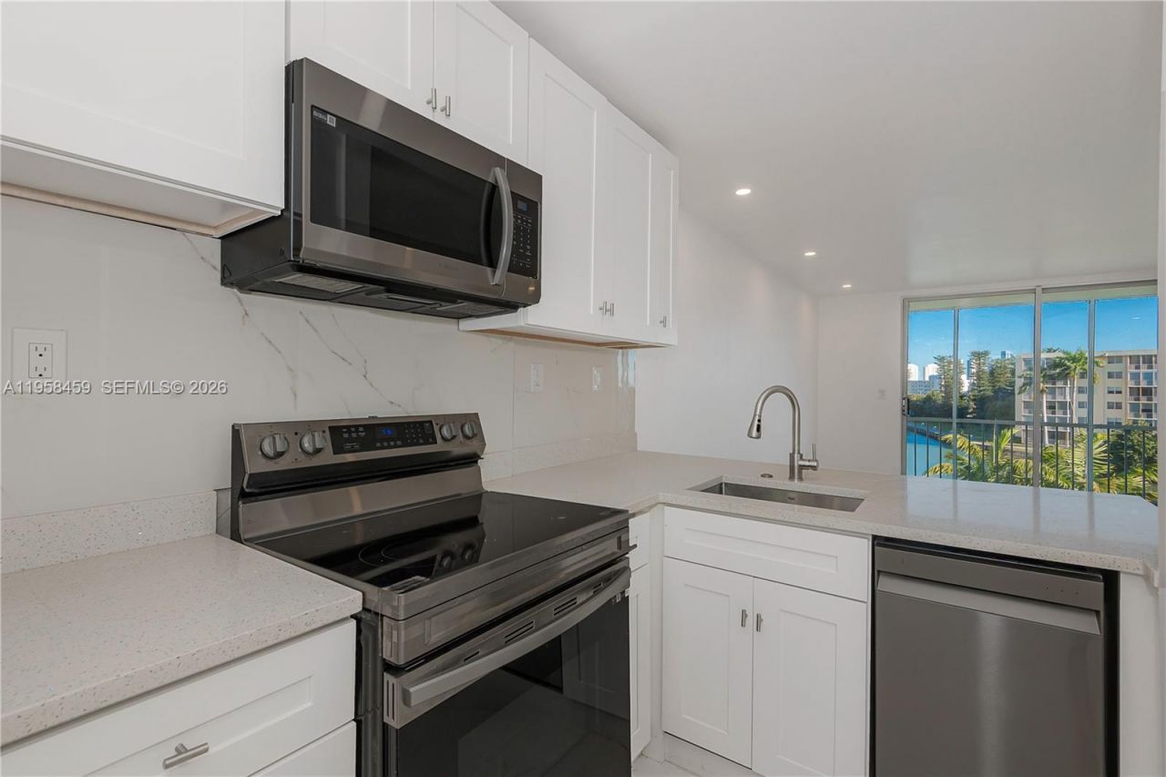 2851 Leonard Dr, Unit J405, Aventura, FL 33160 Photo