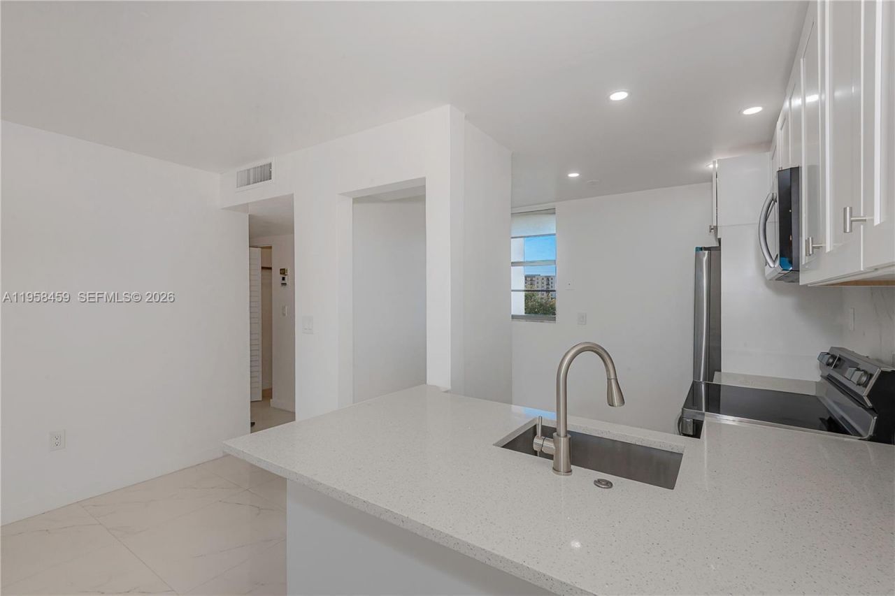 2851 Leonard Dr, Unit J405, Aventura, FL 33160 Photo