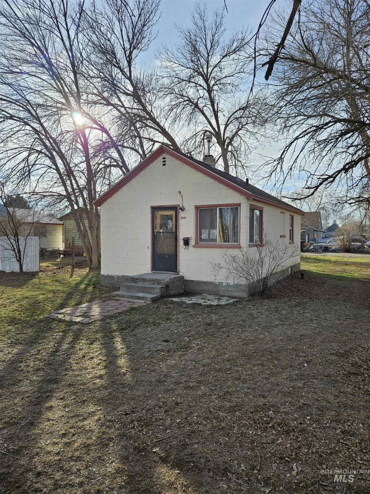 909 Oregon St, Gooding, ID 83330 Main Photo