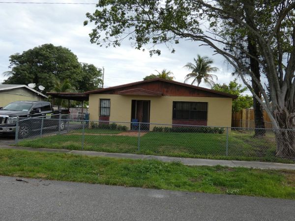2350 NW 1st St, Boynton Beach, FL 33435