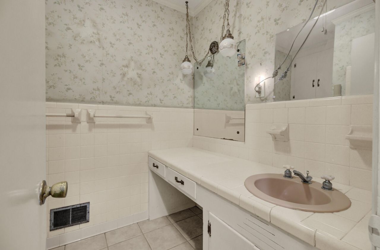 640 Bennett Street Photo 24