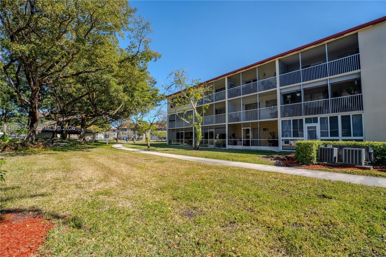 251 SW 134th Way, Unit 302M, Pembroke Pines, FL 33027 Photo