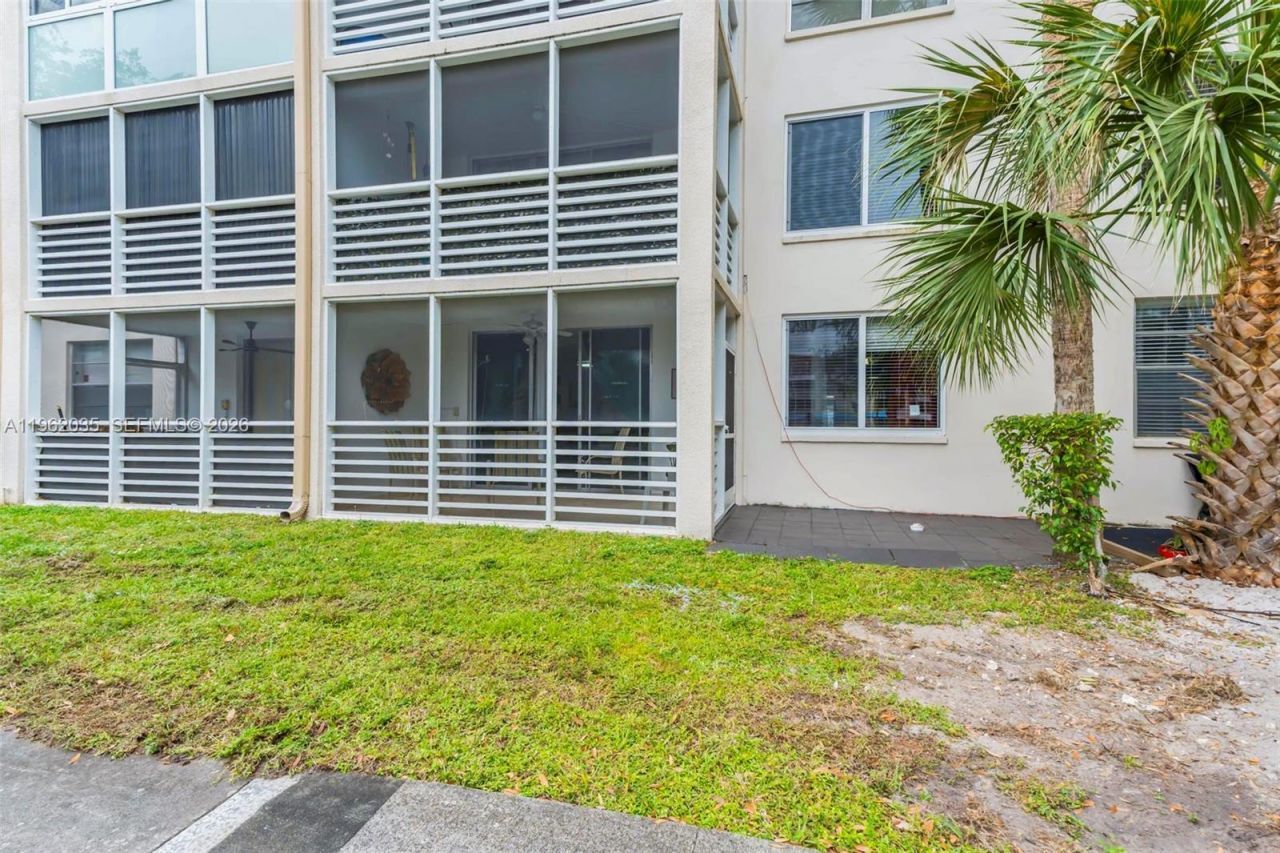2649 NW 48th Ter , Unit 130, Lauderdale Lakes, FL 33313 Photo