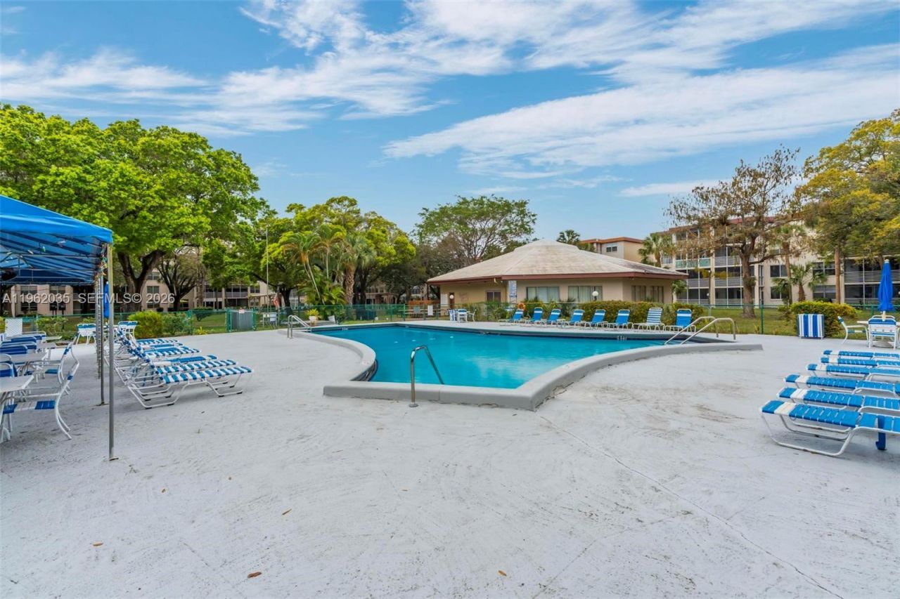 2649 NW 48th Ter , Unit 130, Lauderdale Lakes, FL 33313 Photo