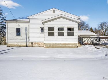 2221 Savoy Avenue, Burton, MI 48529