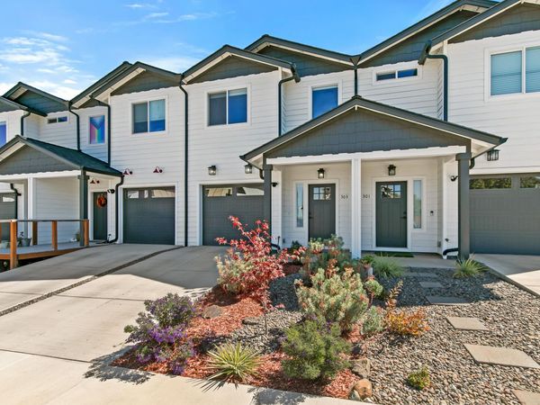 303 Everett Way, Talent, OR 97540