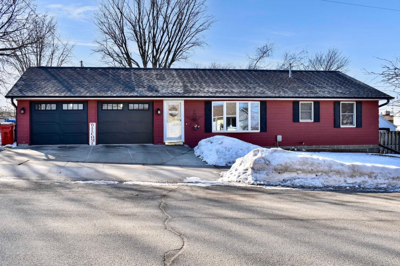 14 1st Avenue Ne, Altura, MN 55910 Main Photo