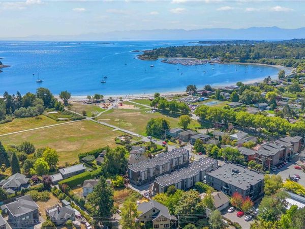 2590 Penrhyn St, Unit 2, Saanich, BC V8N 1G3