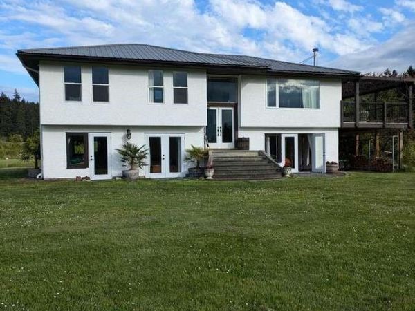 300 Wood Dale Dr, Mayne Island, BC V0N 2J2