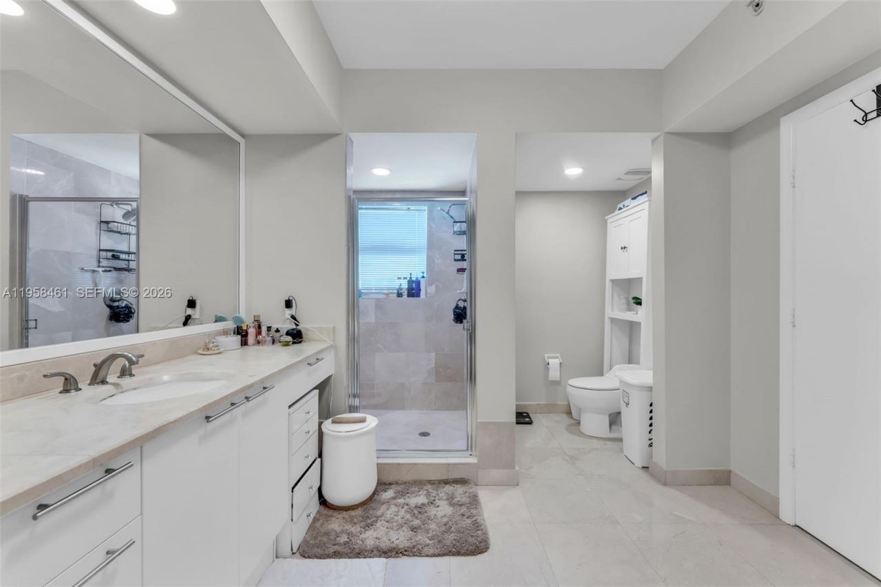 14951 Royal Oaks Ln, Unit 2201, North Miami, FL 33181 Photo