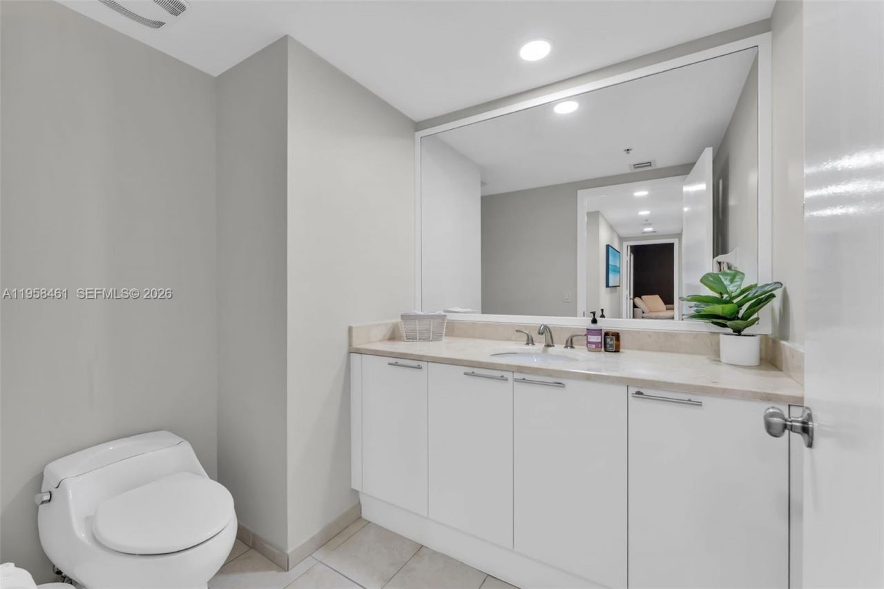 14951 Royal Oaks Ln, Unit 2201, North Miami, FL 33181 Photo