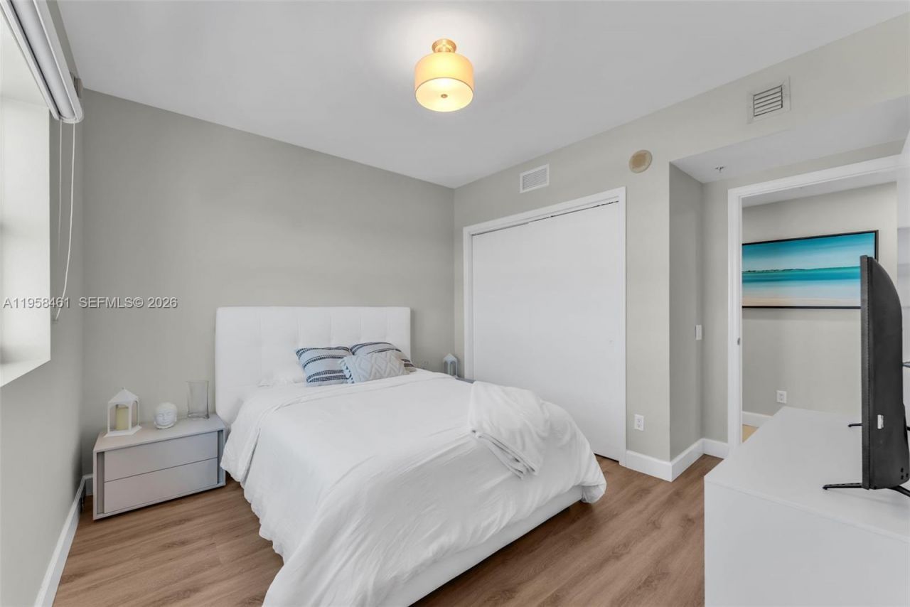 14951 Royal Oaks Ln, Unit 2201, North Miami, FL 33181 Photo