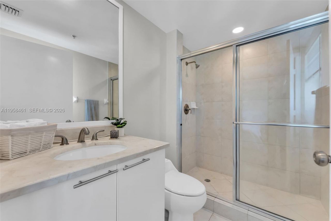 14951 Royal Oaks Ln, Unit 2201, North Miami, FL 33181 Photo