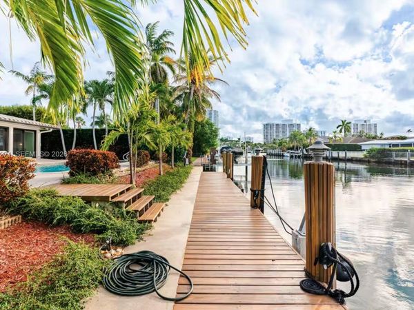 636 Hibiscus Dr, Hallandale Beach, FL 33009