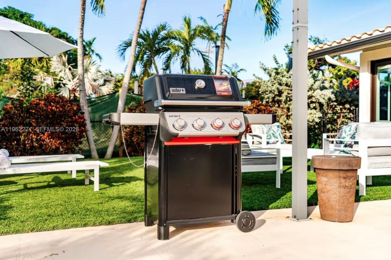 636 Hibiscus Dr, Hallandale Beach, FL 33009 Photo