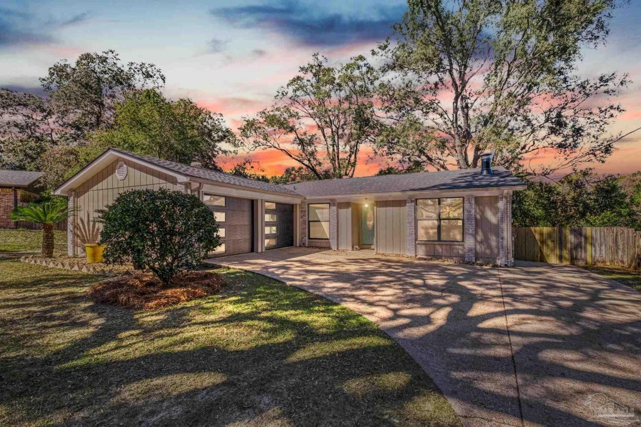 6056 West Shore Dr, Pensacola, FL 32526 Main Photo