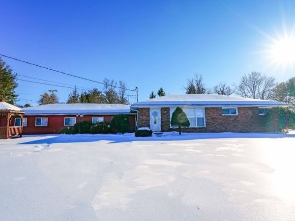 2 Center St, Holland, NJ 08848