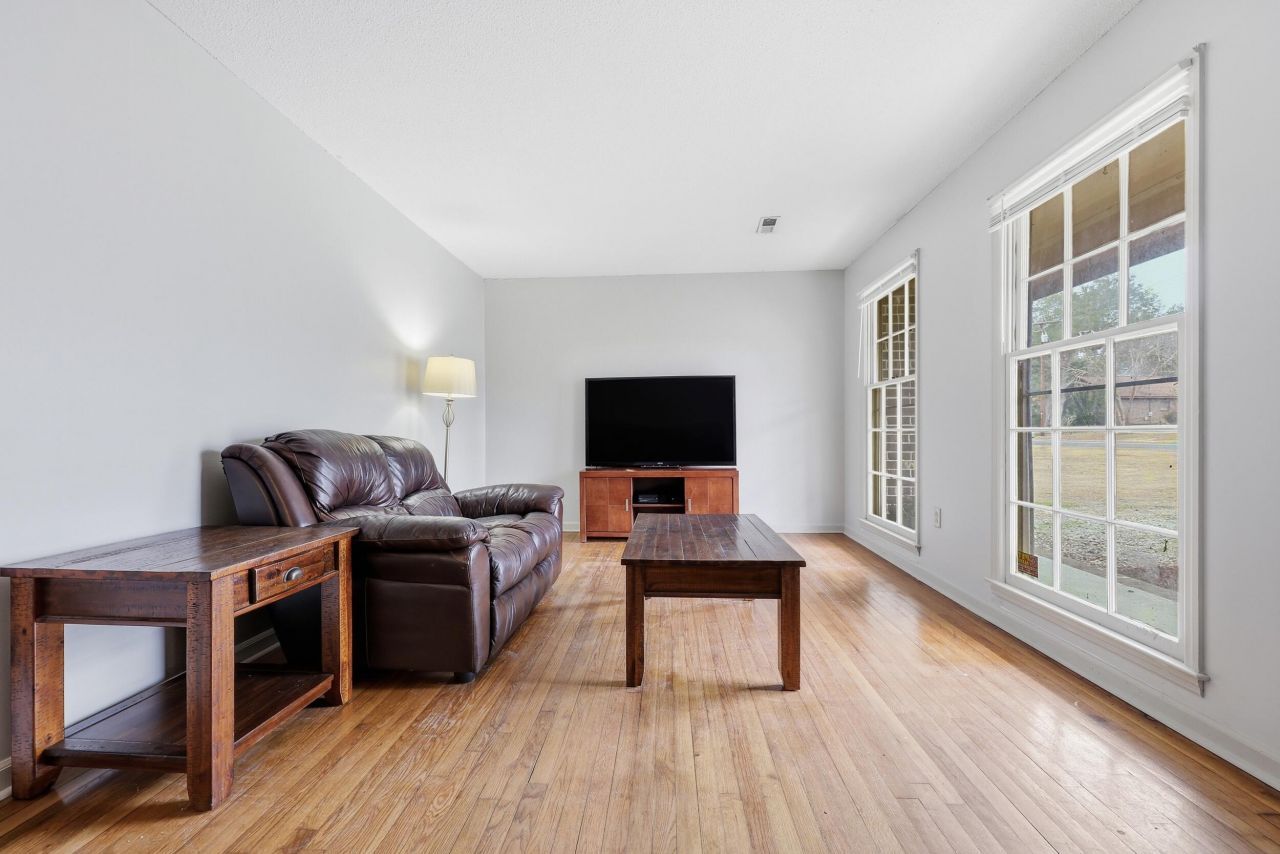 1330 Dennis Boulevard Photo 4