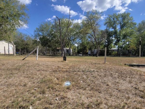 304 E Hunt St, Pleasanton, TX 78064