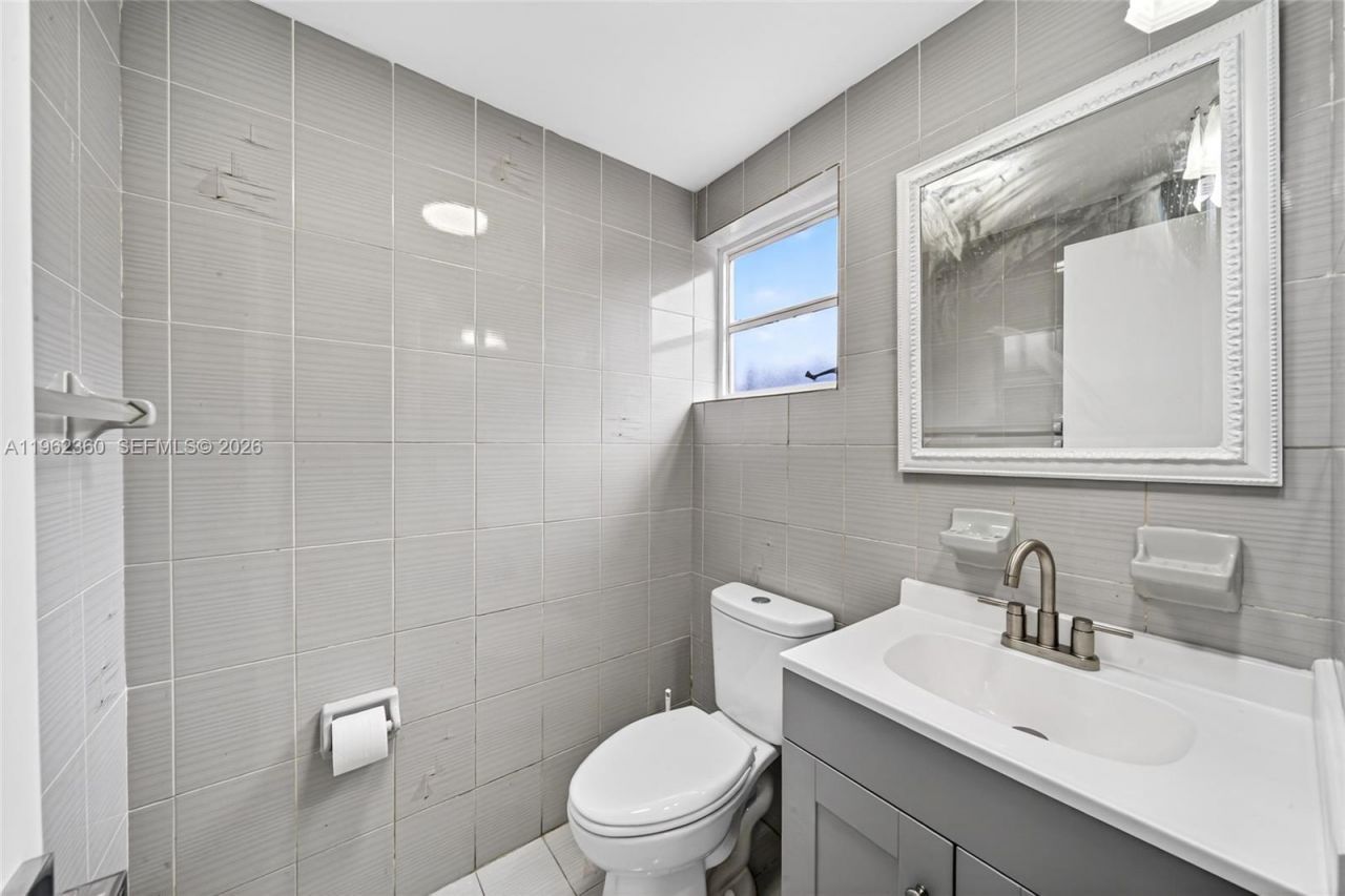 1285 W 42nd Pl, Hialeah, FL 33012 Photo