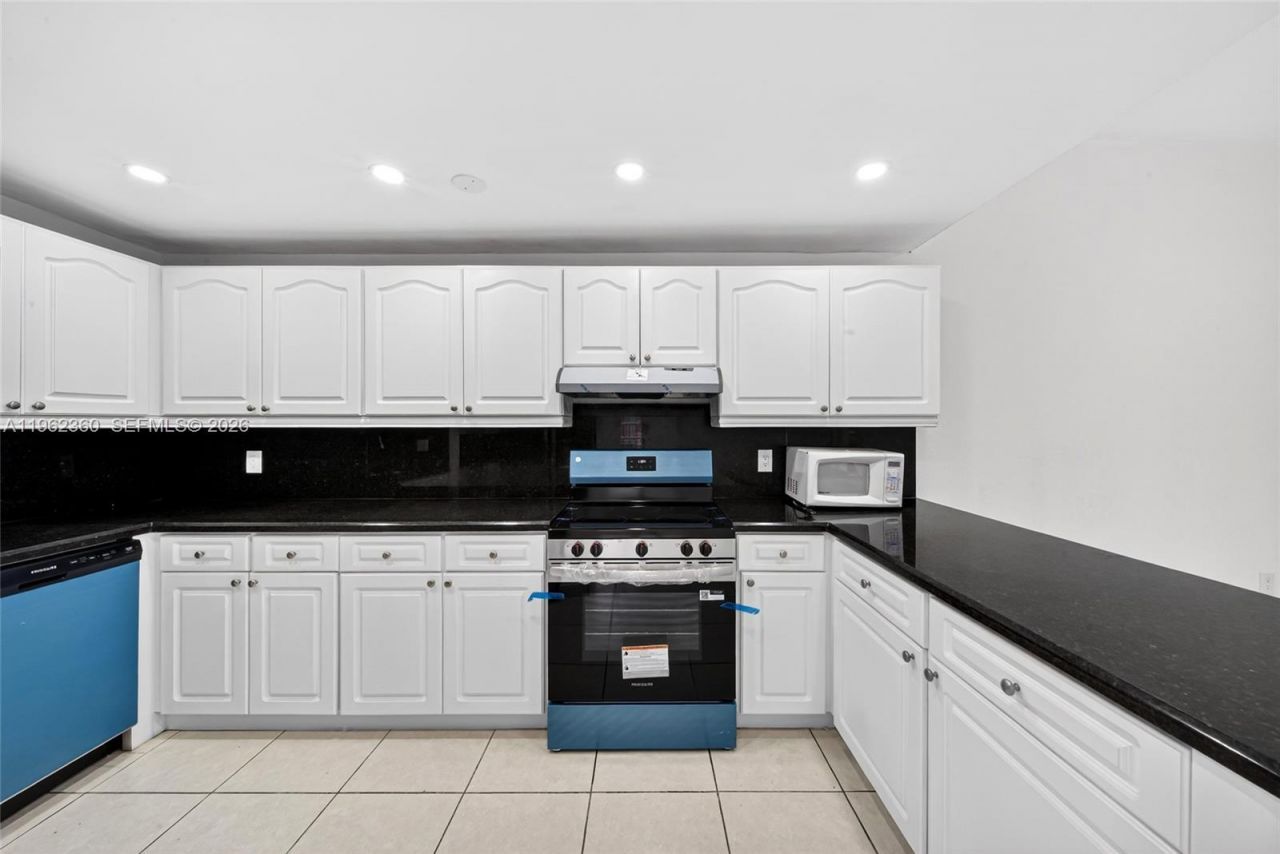 1285 W 42nd Pl, Hialeah, FL 33012 Photo