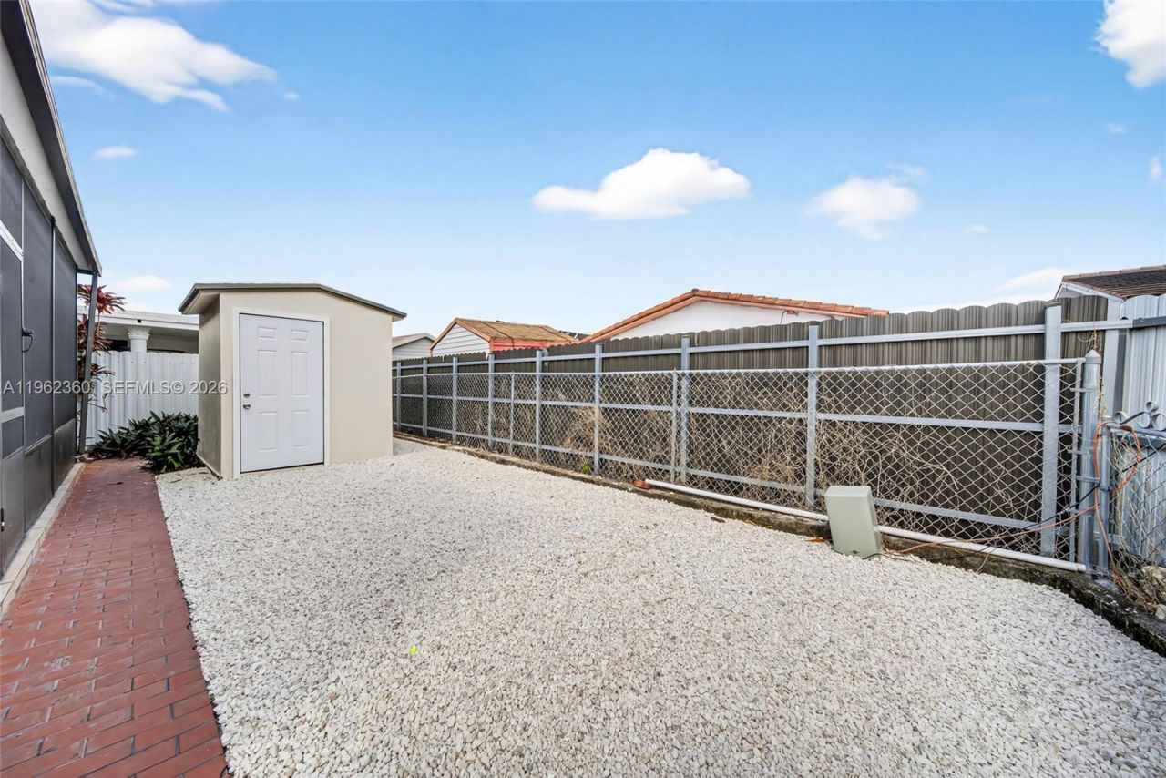 1285 W 42nd Pl, Hialeah, FL 33012 Photo