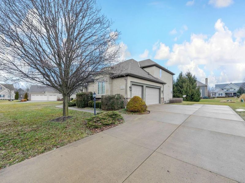 7196 S Maple Leaf Circle, Blacklick, OH 43004 Photo 11