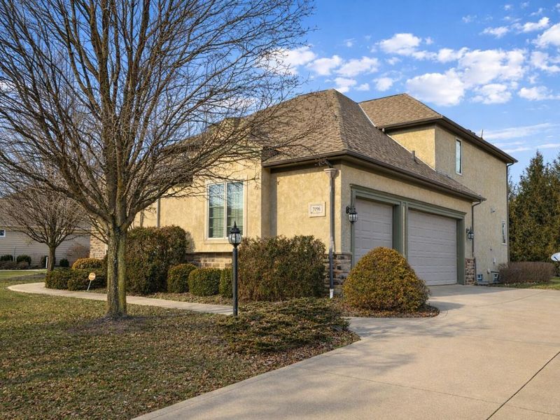 7196 S Maple Leaf Circle, Blacklick, OH 43004 Photo 3