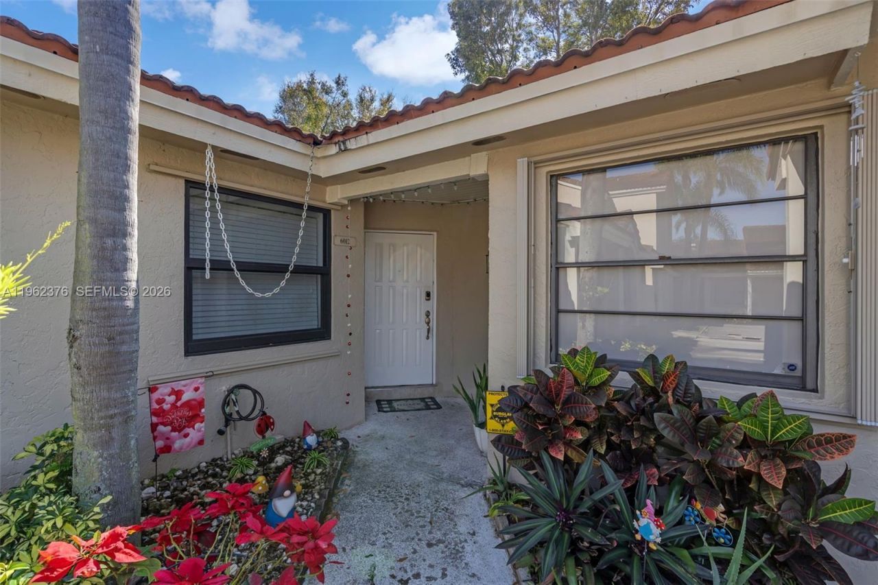 6012 NW 172nd Terr Cir, Hialeah, FL 33015 Photo