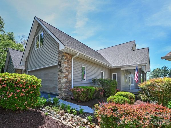 2208 E Cumming Woods Lane, Hendersonville, NC 28739