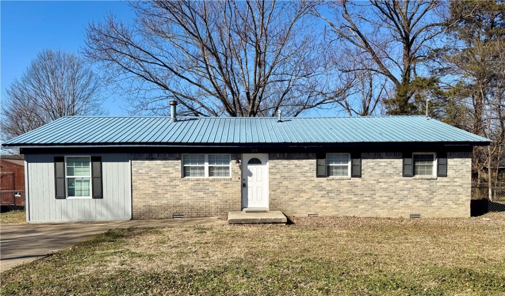 339 Davis Street, Pea Ridge, AR 72751 Main Photo
