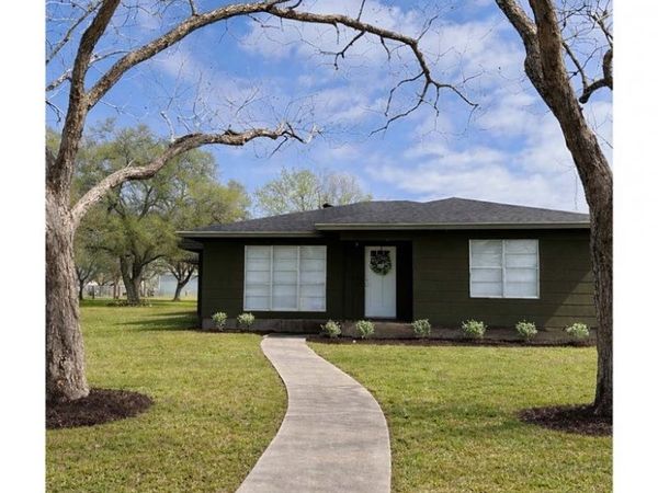 801 Hopkins St., Yoakum, TX 77995