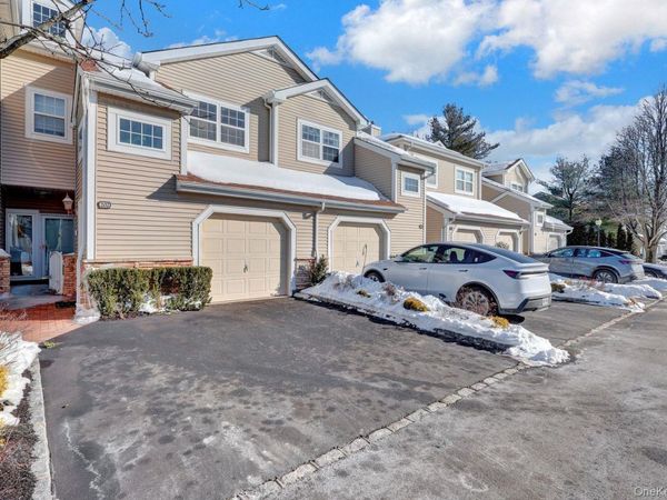 202 Carriage Lane, Plainview, NY 11803