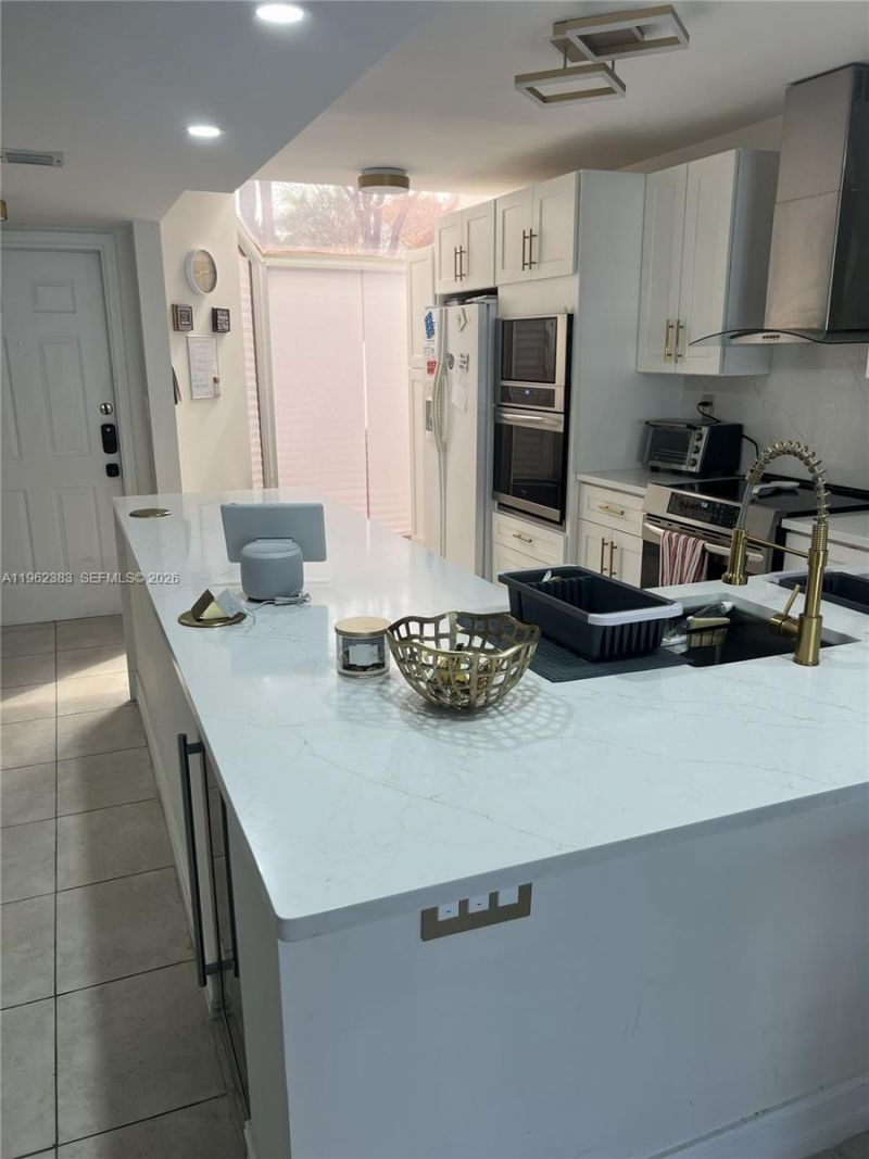 3535 Magellan Cir , Unit 524, Aventura, FL 33180 Photo