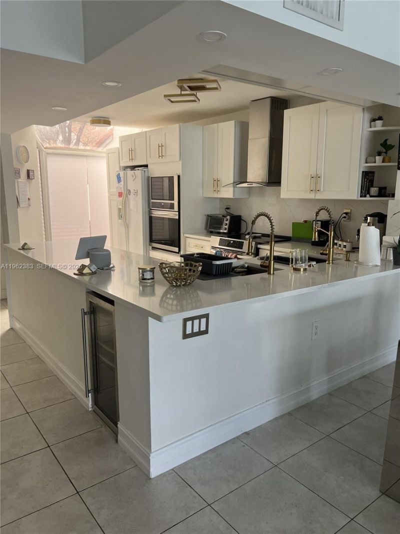 3535 Magellan Cir , Unit 524, Aventura, FL 33180 Photo