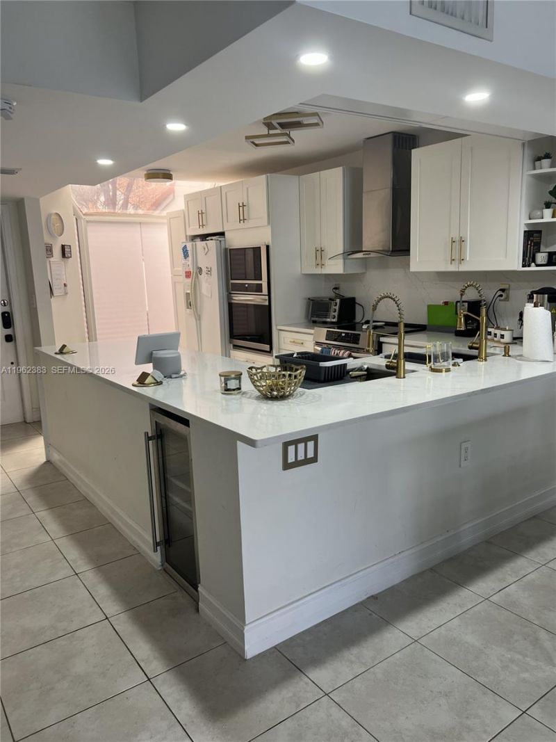 3535 Magellan Cir , Unit 524, Aventura, FL 33180 Photo