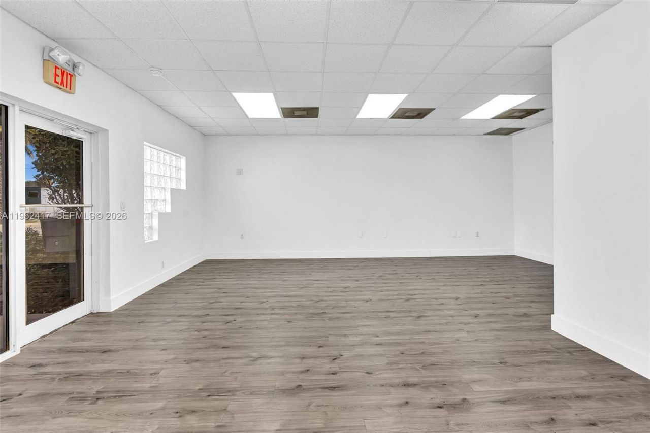 650 NE 167th St , Miami, FL 33162 Photo