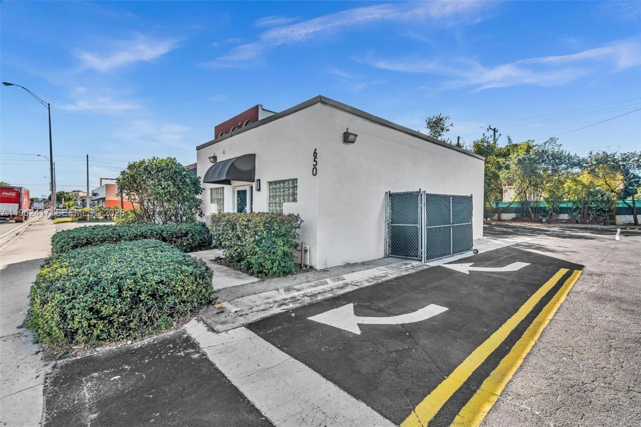650 NE 167th St , Miami, FL 33162 Photo