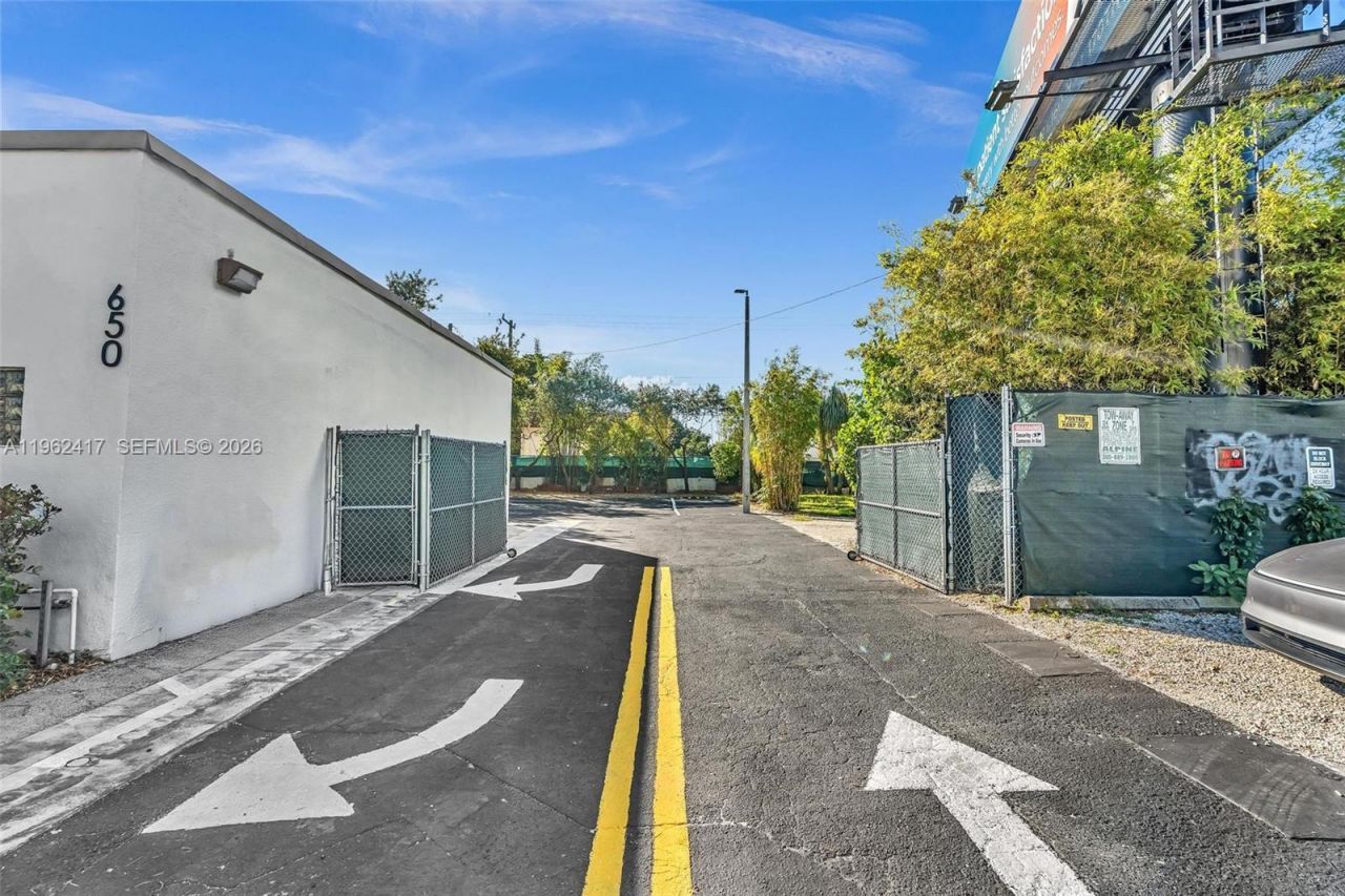 650 NE 167th St , Miami, FL 33162 Photo