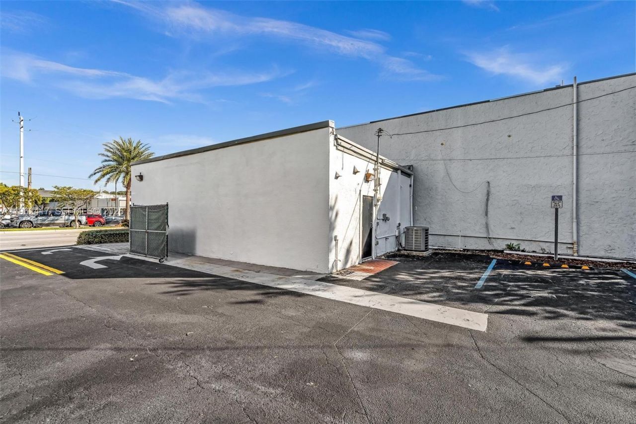 650 NE 167th St , Miami, FL 33162 Photo