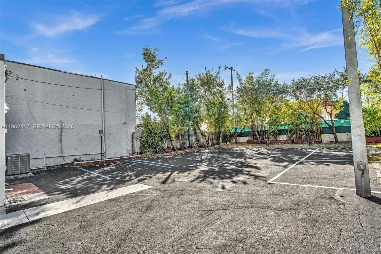 650 NE 167th St , Miami, FL 33162 Photo