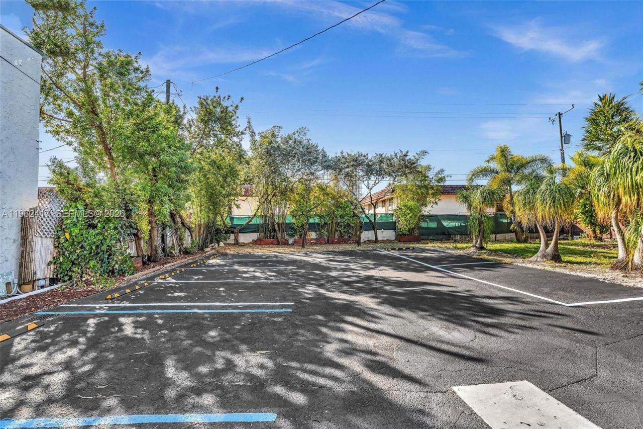 650 NE 167th St , Miami, FL 33162 Photo