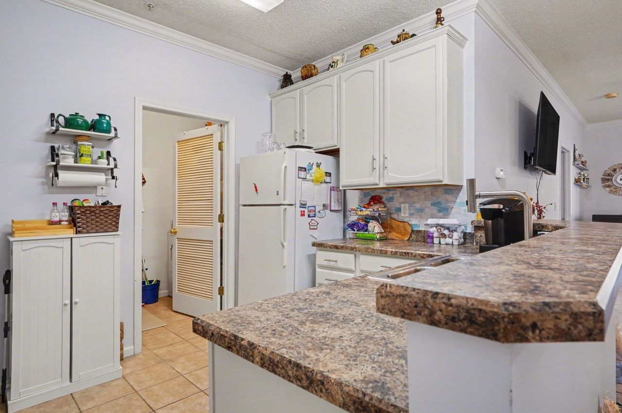 5846 Longwood Dr. Photo 7